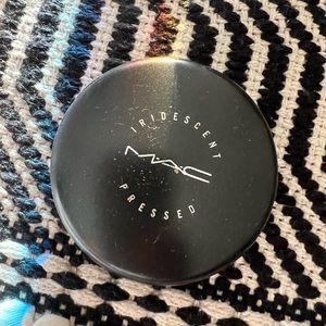 MAC iridescent pressed powder in Delicate